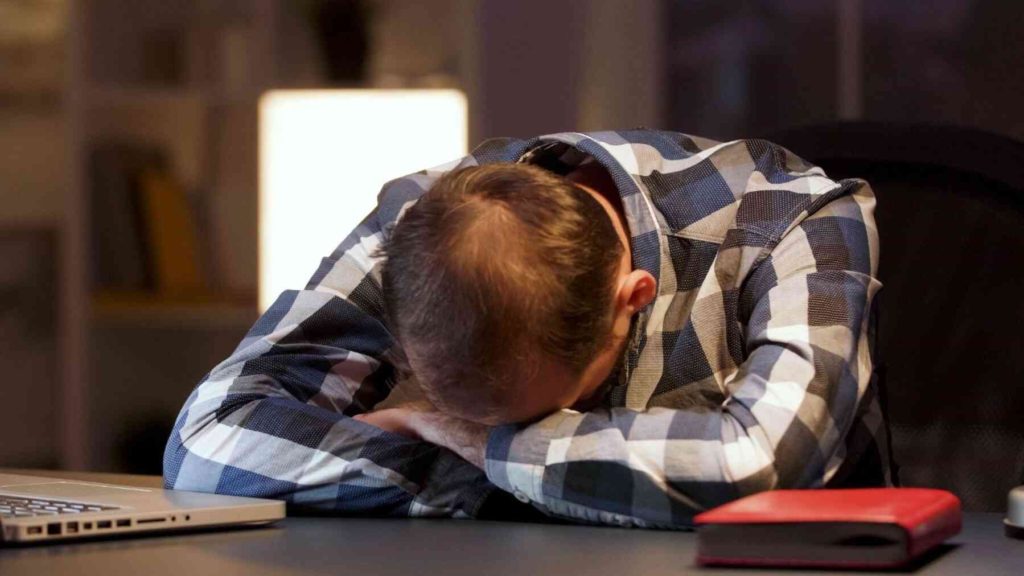 Foto qe ilustron sindromen e lodhjes kronike dhe simptomat e saj